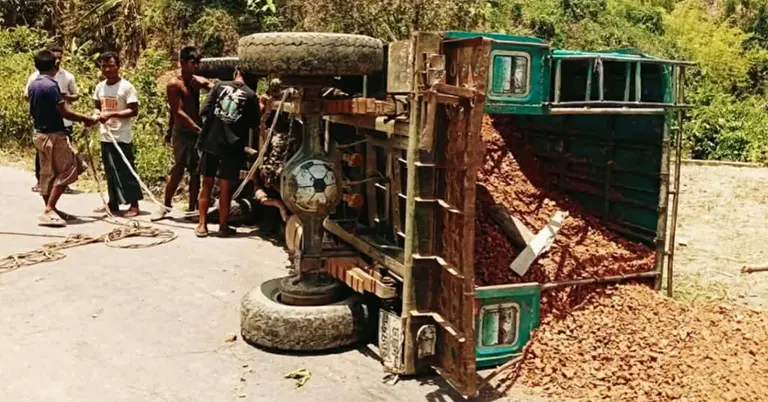 রাজস্থলীতে উল্টে যাওয়া চাঁদের গাড়ি